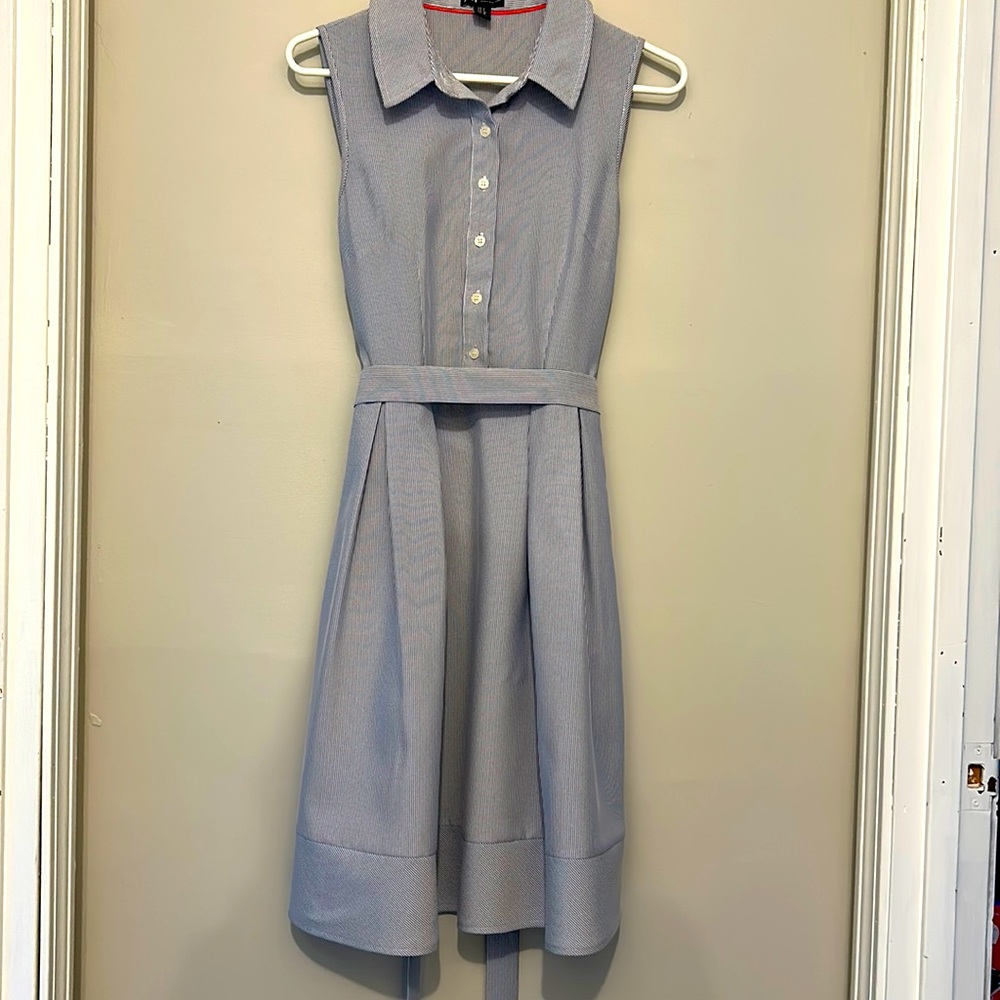 Jones New York size 6 blue and white pin striped